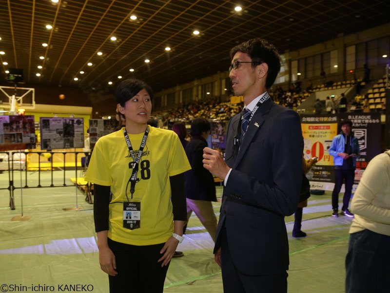 営業の鏑木美由紀さん（左）、宮野陣事業統括部長（右） [写真]=兼子愼一郎