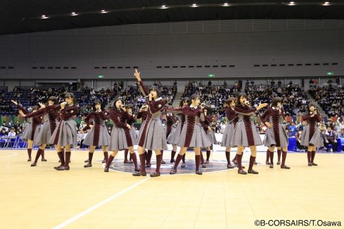 人気沸騰中の欅坂46が横浜のホームゲームに登場、華麗なパフォーマンスで会場を盛りあげる