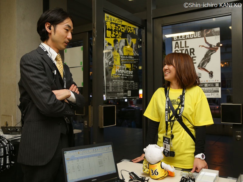 マーケティング担当の森亮人さん（左）、チケット担当の高橋彩さん（右） [写真]=兼子愼一郎