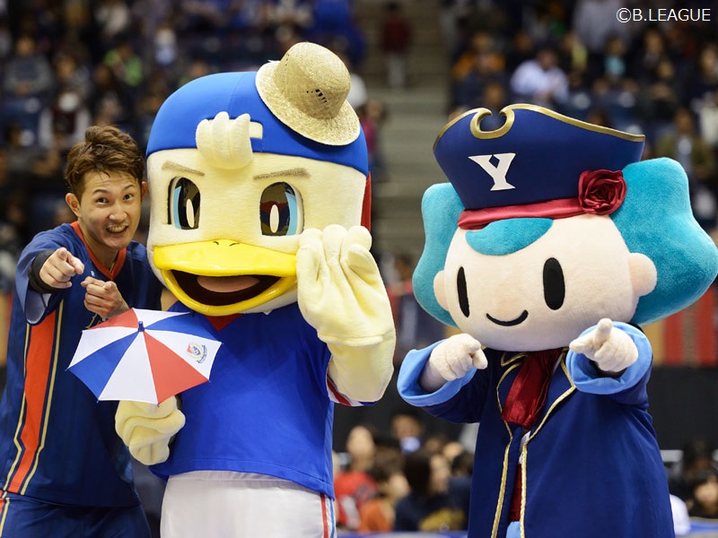 横浜が11日の琉球戦で横浜fmとのコラボ企画を実施 マスコットの マリノスケ も参戦 バスケットボールキング