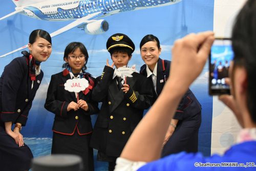 シーホース三河が日本航空とコラボイベントを実施、2日間で約5300人の“乗客”をもてなす