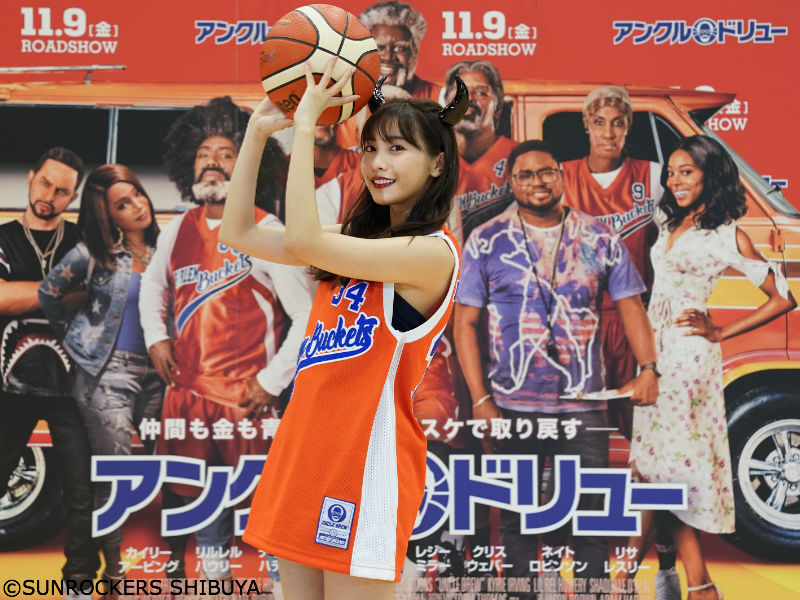 佐野ひなこさんが渋谷に降臨 サクレ ケリーとともに映画 アンクル ドリュー の魅力をアピール バスケットボールキング