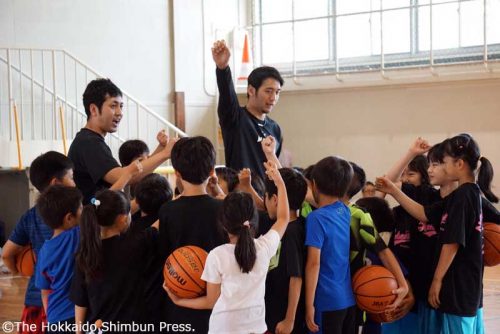 レバンガ選手と一緒にドリブル パス シュート 札幌で小学生バスケ教室 バスケットボールキング