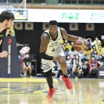 横浜はロバート・カーターがチームトップの21得点。連敗ストップに貢献した [写真は14日]＝B.LEAGUE