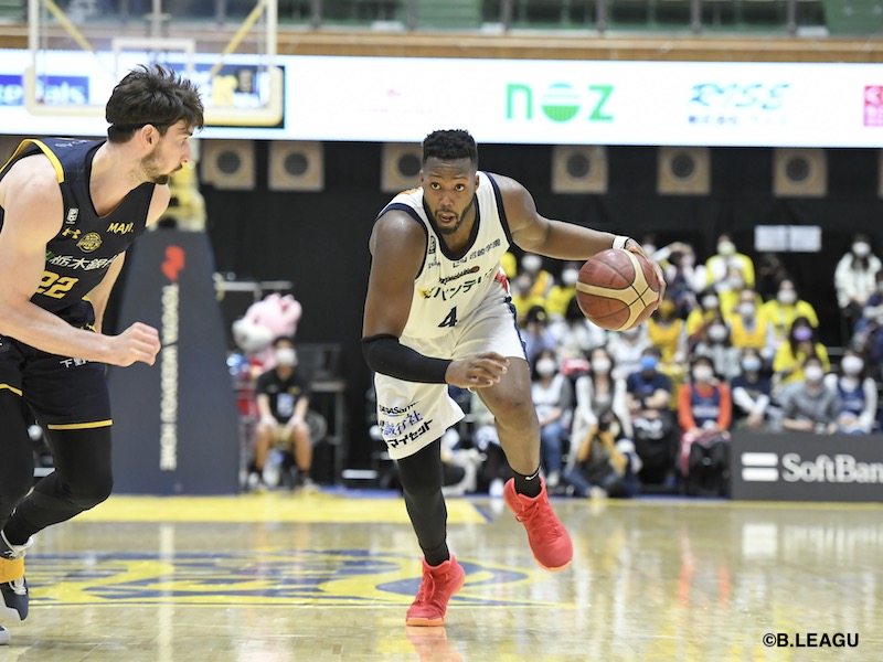 横浜はロバート・カーターがチームトップの21得点。連敗ストップに貢献した [写真は14日]＝B.LEAGUE