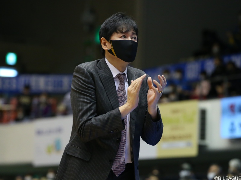 三河が鈴木貴美一hcの続投を発表 選手の熱量が伝わるような試合を バスケットボールキング