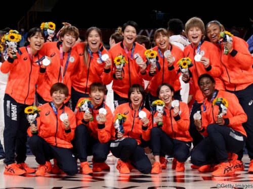 銀メダル獲得の女子日本代表12選手に報奨金500万円を授与…スタッフにも200万円