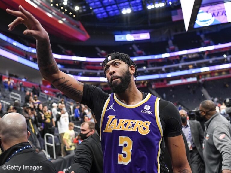 最終Qに逆転したレイカーズが連敗ストップ…サンズは連勝を「12」に/NBA