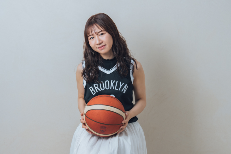 バスケットボールキング Pococha ファッション企画 撮影モデル決定戦 を勝ち抜いた 西畑里菜 さんが ブルックリン ネッツのユニフォームを着て登場 バスケットボールキング