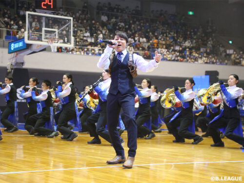 西川貴教氏が滋賀レイクスのホーム開幕戦に登場…近江高校吹奏楽部とコラボ