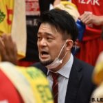 ベンチで指示を出す高岡HC代行［写真］＝B.LEAGUE