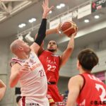 インサイドで奮闘するマイルズ・ヘソン［写真］＝B.LEAGUE