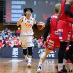 チームにエナジーを与えるパク［写真］＝B.LEAGUE