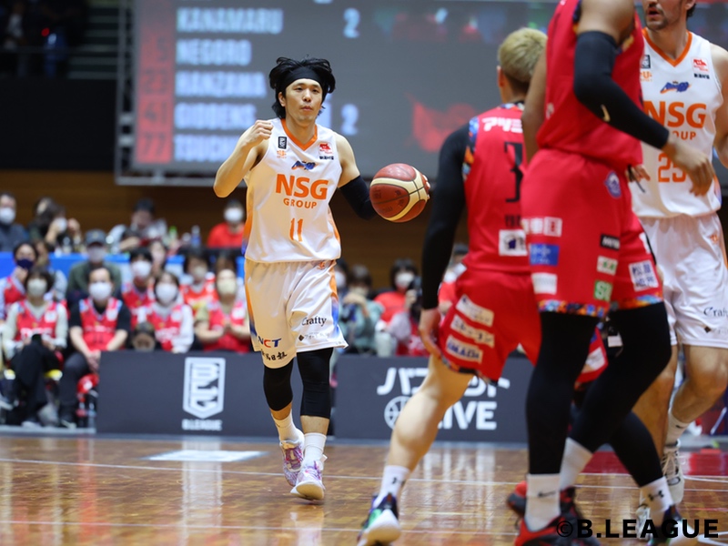 チームにエナジーを与えるパク［写真］＝B.LEAGUE