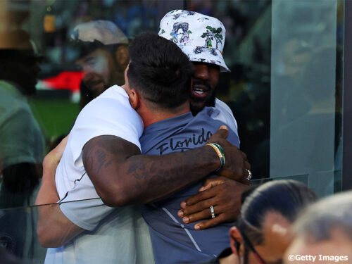 “キング”と“神の子”が熱い抱擁…レブロンがメッシのMLSデビュー戦を観戦