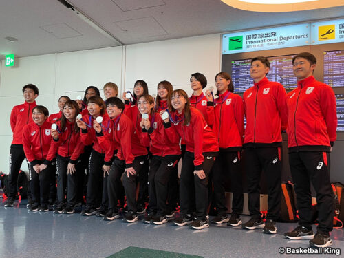 アジア大会銀メダルのバスケ女子日本代表が帰国「2月が一番重要」収穫手に前進