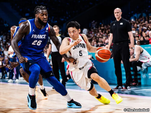 日本代表の河村勇輝がNBAスター選手と並んで紹介…五輪第2戦の“トップパフォーマー”に選出