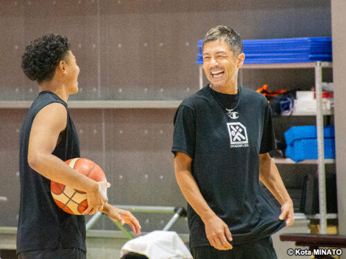 B1広島が始動「何度でも立ち上がって戦っていくチーム」“主力退団＆帰化申請”も朝山HCは泰然自若