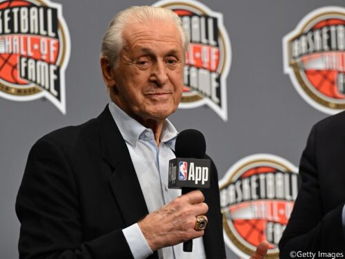 レイカーズで計6度の優勝に貢献したパット・ライリーの銅像が来年2月に公開