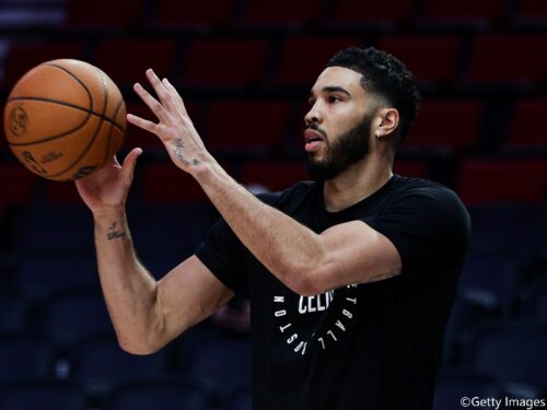 今年5月にアキレス腱を断裂したジェイソン・テイタムがコート上で練習開始