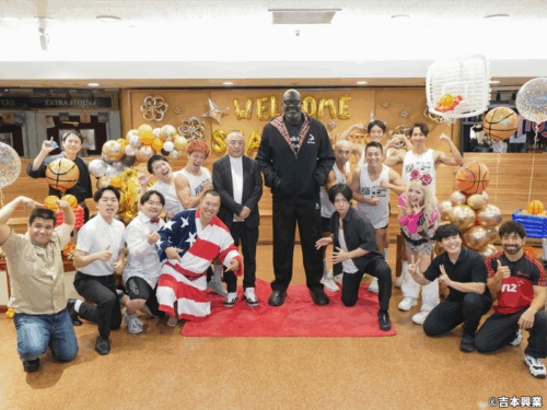 シャックが吉本興業の劇場を訪問…やってみたい芸はとにかく明るい安村の”全裸ポーズ”