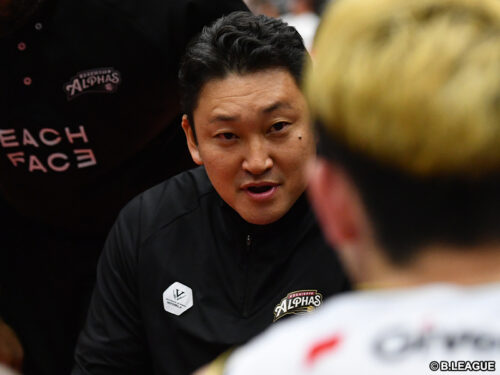 B1越谷・安齋竜三HCが試合前にあいさつ…活動停止明け初のホームゲーム、客席からは拍手