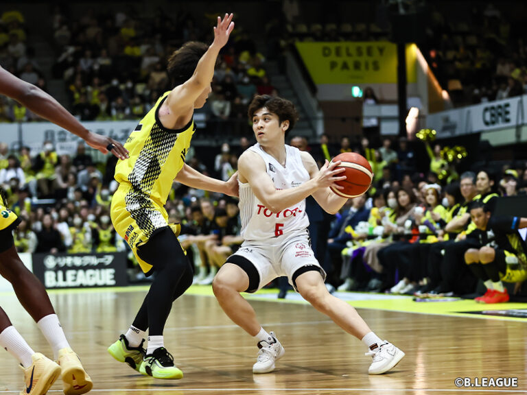 “東京ダービー”は延長にもつれる死闘…復帰4戦目のA東京・中村浩陸が決勝アンドワン、SR渋谷を1点差で下す | バスケットボールキング