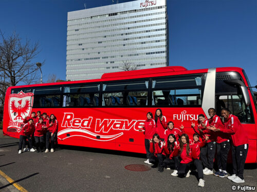 【写真】富士通レッドウェーブが公開したチームバスの全貌