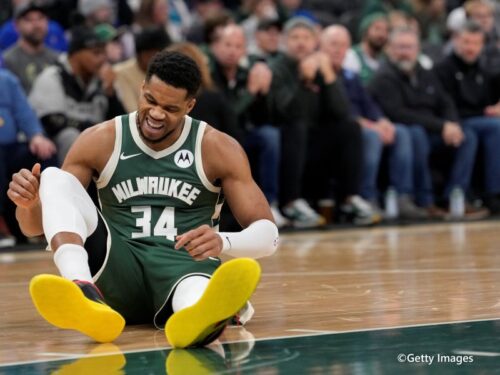 ナゲッツ戦終盤で負傷退場のヤニス、少なくとも4週間の離脱へ…オールスター欠場濃厚