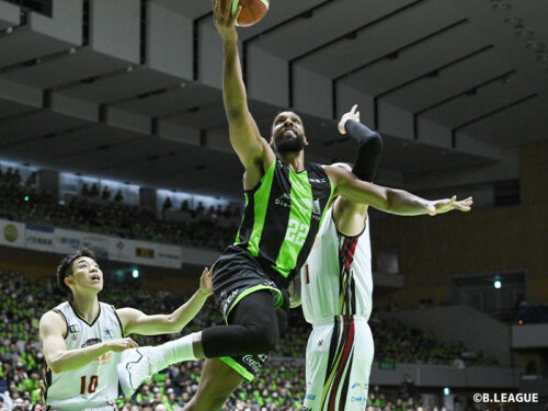 北海道が越谷との接戦を制し東地区首位キープ…オカフォーがダブルダブル、富永啓生は9得点