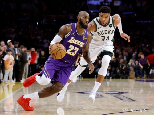 約3年ぶりの直接対決…レブロンを封じ込めたヤニス「今日が最後だったかも知れない」