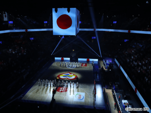 日本代表戦で沖縄出身アーティストが国歌独唱…かりゆし58の前川真悟氏、三浦大知氏が花を添える