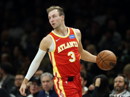 レイカーズがホークスとのトレードでリーグトップの3ポイント成功率を誇るケナードを獲得