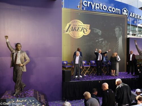 レイカーズのアリーナ近くに銅像が公開されたライリー「素晴らしい人たちに囲まれていた」