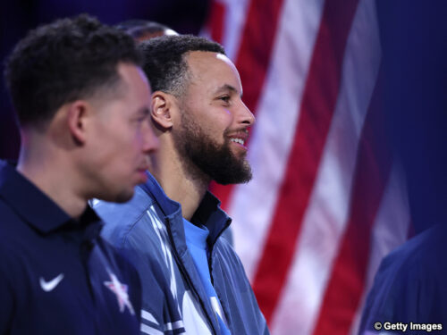 【動画】もはや理解不能な超人芸…カリーが放送席からシュートを決める