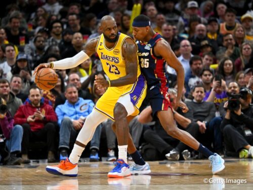 「本気で勝ちにいっている」レブロンが“故郷”キャブスを絶賛…来季再々復帰の噂も