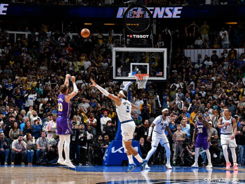 レイカーズがマジックに劇的勝利、9連勝を達成…ルーク・ケナードが試合終了間際に逆転3P