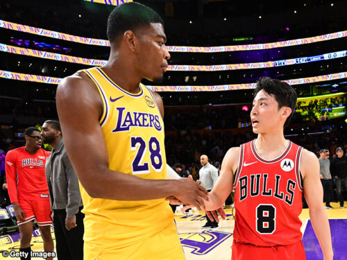 八村塁と河村勇輝が“NBA日本人対決”後にユニフォーム交換…名門の一員としてマッチアップする場面も