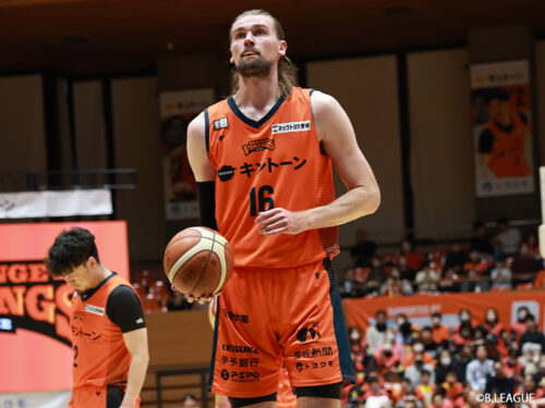 PO進出を決めた愛媛オレンジバイキングスに痛手…マット・ハームスが全治6カ月程度の大ケガ