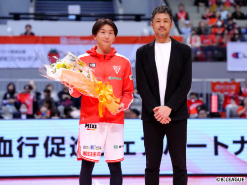 今季限り現役引退の千葉J・西村文男を祝福…広島・朝山HCからの花束贈呈に「光栄に思います」