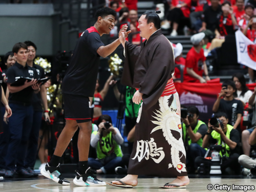 【動画】若かりし八村塁＆渡邊雄太とハイタッチ！横綱が日本代表戦で華麗なシュートを披露