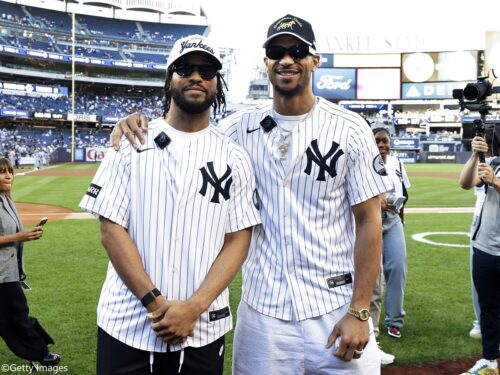 今季の王者ニックスのブランソンとハートがMLBヤンキースのホームで始球式に登場