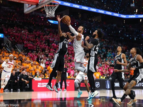 ファイナル初戦を敵地で制したニックスがプレーオフ12連勝でNBA歴代2位タイに浮上