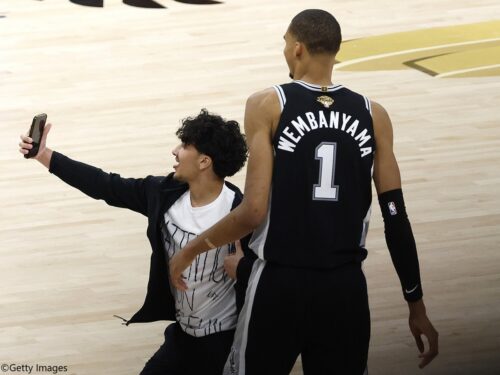 ファイナル初戦でコートに乱入した男へ、NBAの全アリーナから永久追放処分