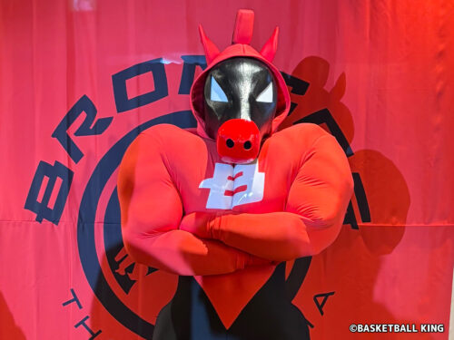 さいたまブロンコス、筋肉質な新マスコット「ブロンコス・ブロウラー」を発表…浦和駅で“雨中の挨拶運動”も