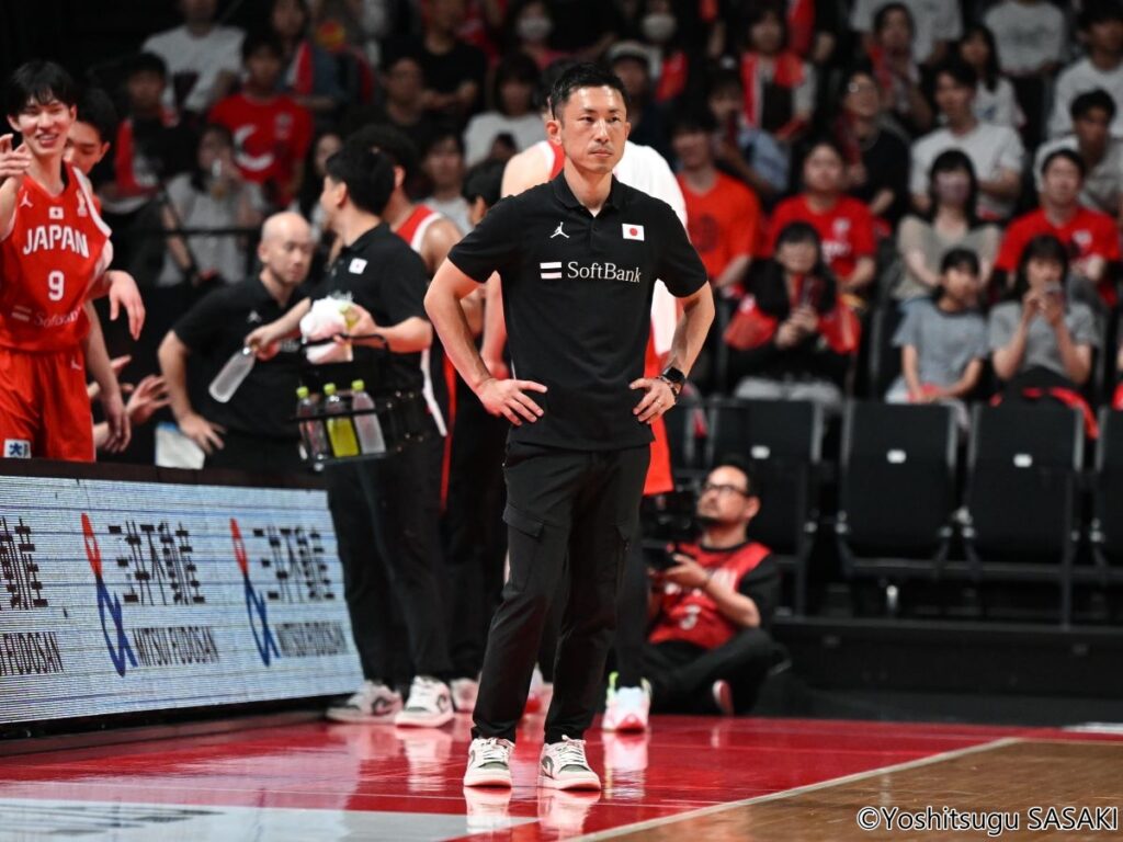 桶谷大HCが「ダイスを呼んでいいですか？」 …日本代表を逆転勝利に導いた吉本ACの存在感 | バスケットボールキング