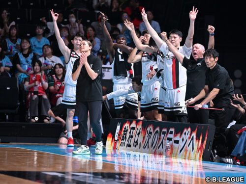 【動画】三遠の選手がサプライズ！綾部HC代行をウォーターシャワーで祝福